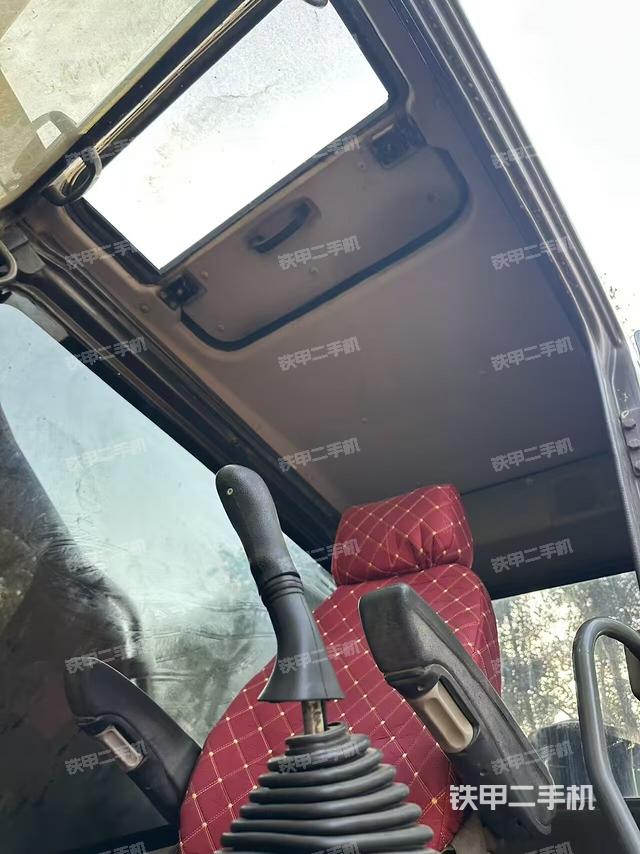 驾驶室顶部（整机外观）