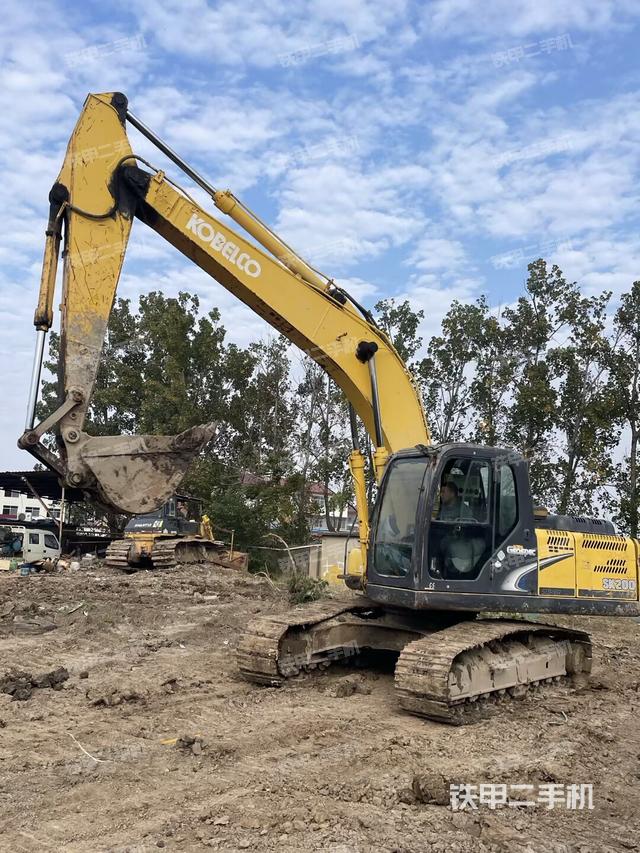 神钢SK200-8挖掘机