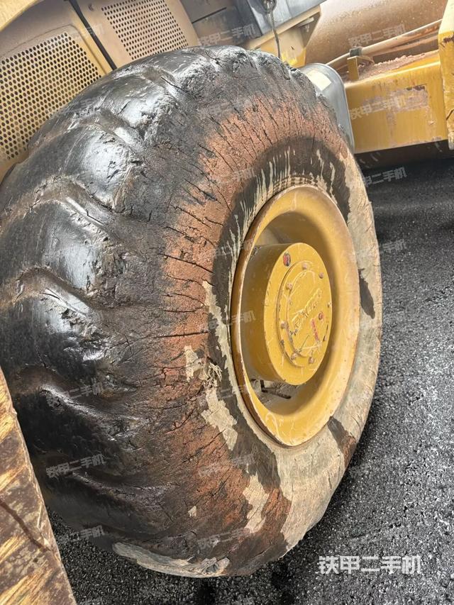 后輪右側(cè)全景（壓路機(jī)前后車架）