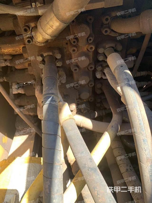 回转马达和主控阀（整机外观）