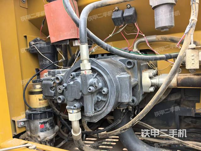 液壓泵艙室正面整體（整機外觀）