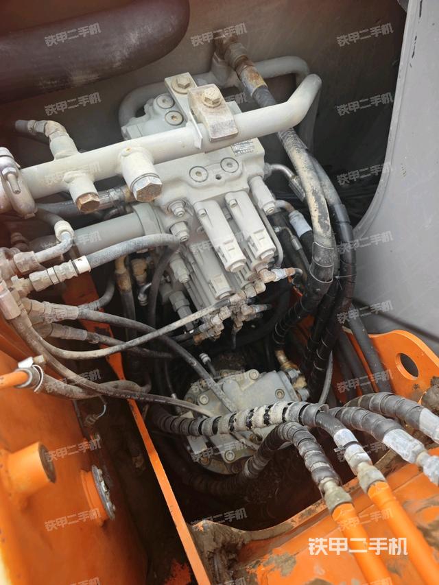 回转马达和主控阀（整机外观）