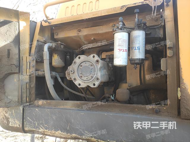 液压泵舱室正面整体（整机外观）