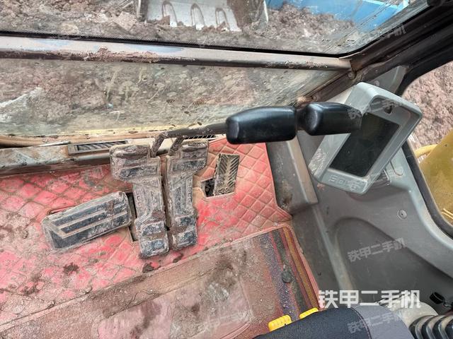 行走控制手柄和踏板?俯拍（駕駛室部分）