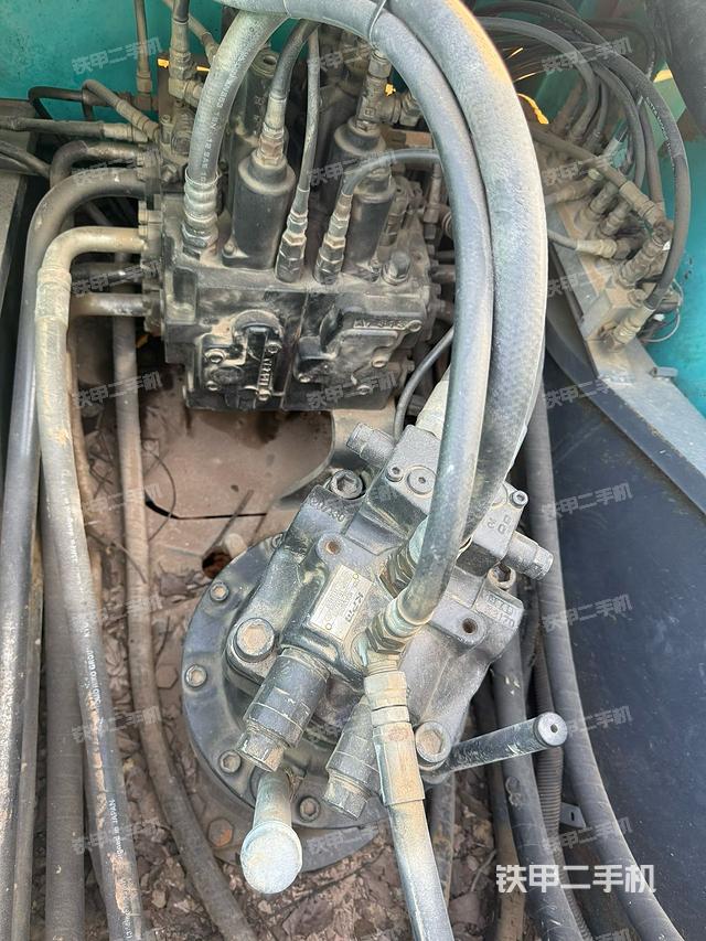 回转马达和主控阀（整机外观）