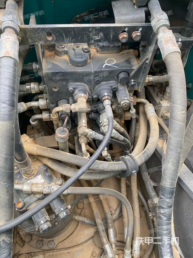 回转马达和主控阀（整机外观）