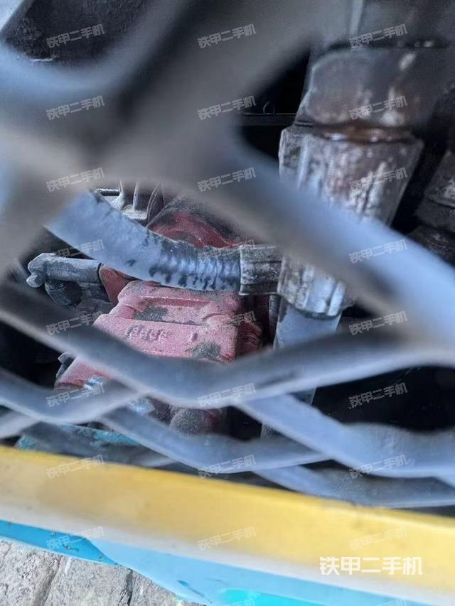 液压泵舱室正面整体（整机外观）