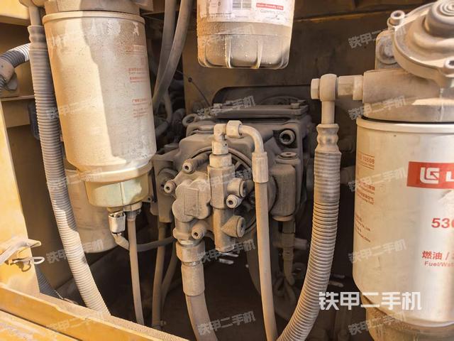 液压泵舱室正面整体（整机外观）