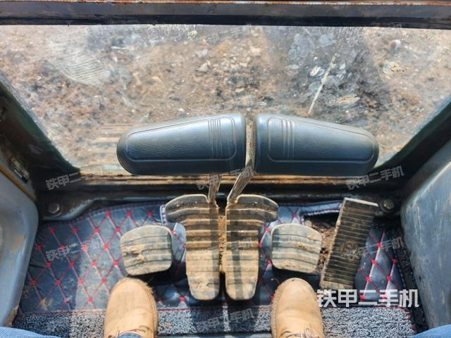 行走控制手柄和踏板 俯拍（驾驶室部分）