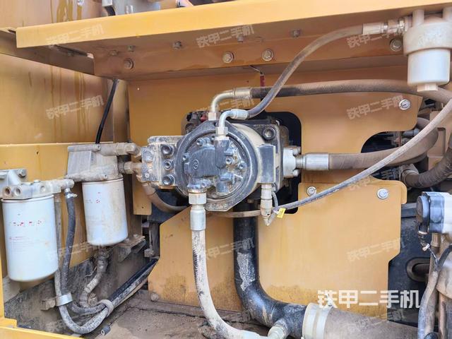 液压泵舱室正面整体（整机外观）