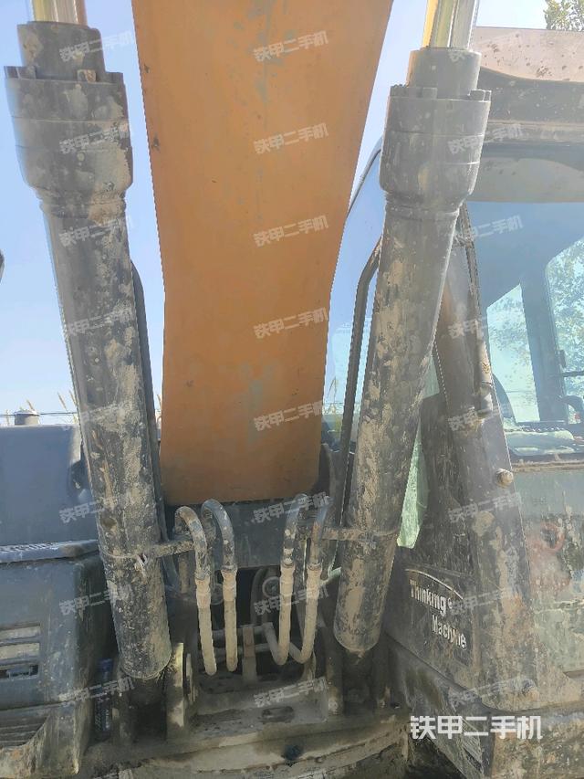 大臂油缸整体 竖拍（工作和回转装置）