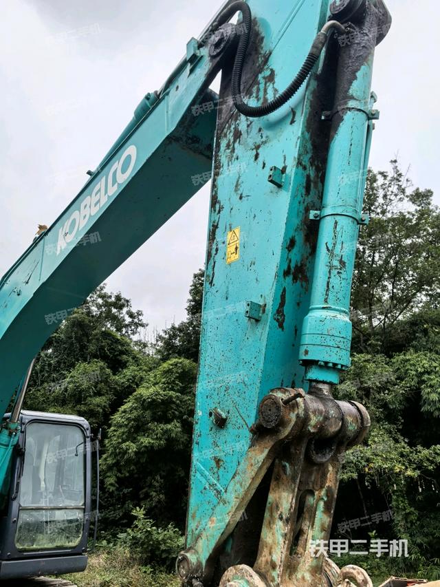 大臂油缸整体 竖拍（工作和回转装置）