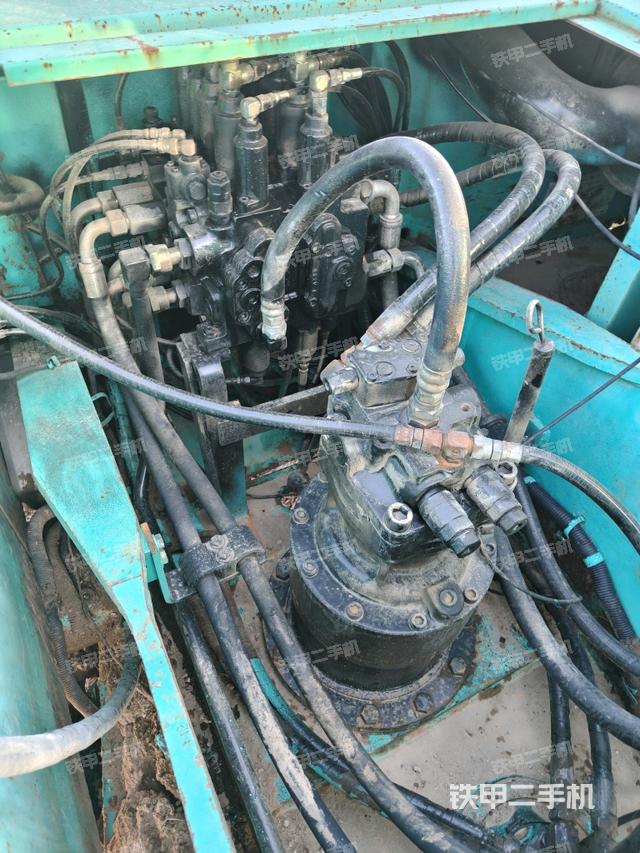 回轉(zhuǎn)馬達(dá)和主控閥（整機(jī)外觀）