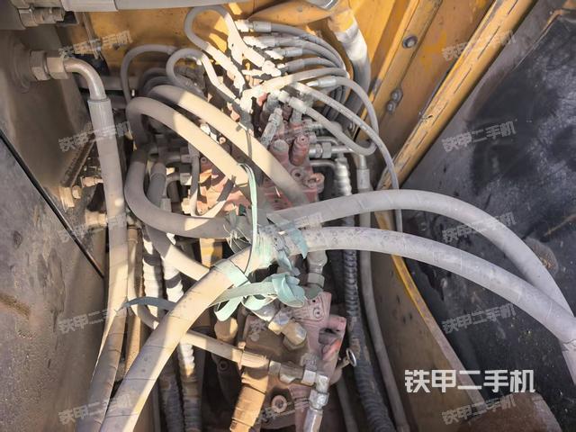 回转马达和主控阀（整机外观）