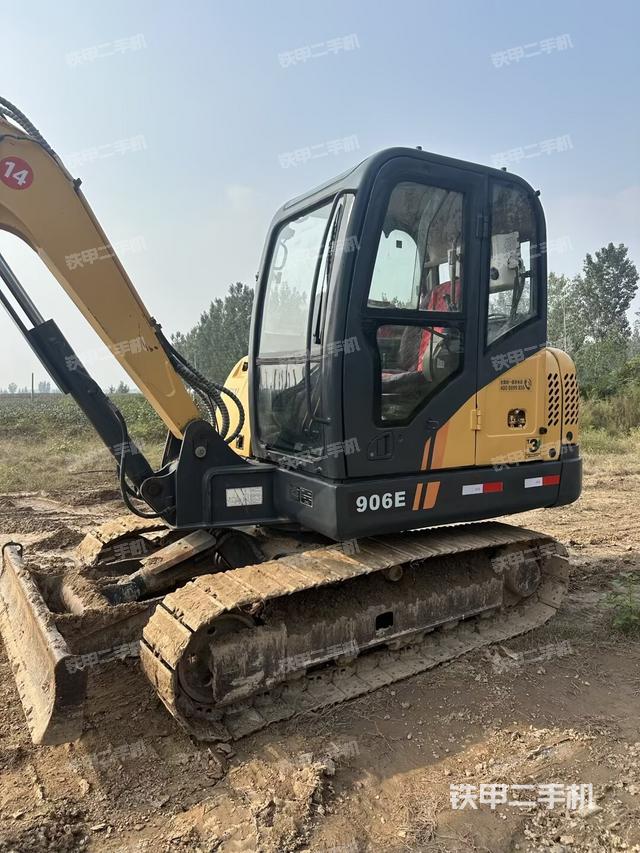 回转马达和主控阀（整机外观）