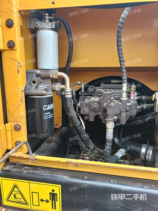 液压泵舱室正面整体（整机外观）