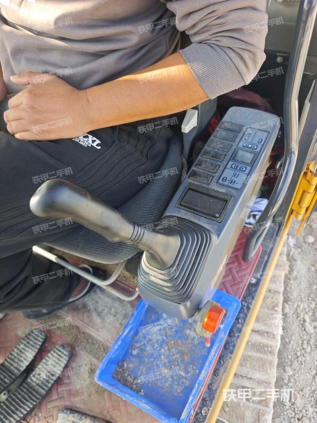 座椅右侧控制台/钥匙门/油门/含右手柄（驾驶室部分）