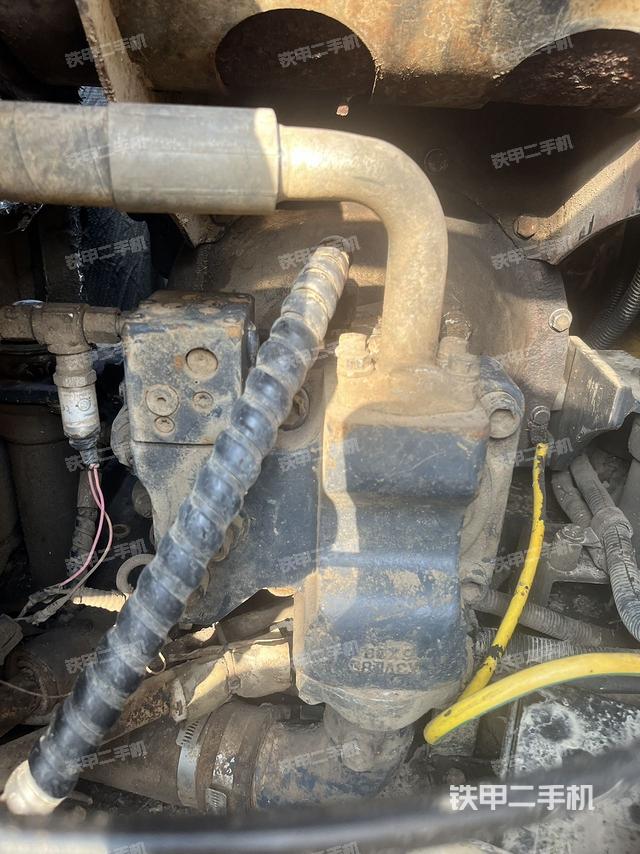 液压泵舱室正面整体（整机外观）