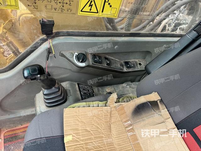 座椅右側(cè)控制臺(tái)/鑰匙門(mén)/油門(mén)/含右手柄（駕駛室部分）