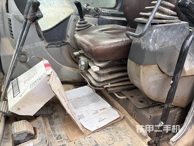 行走控制手柄和踏板 俯拍（驾驶室部分）