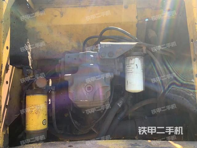 液压泵舱室正面整体（整机外观）