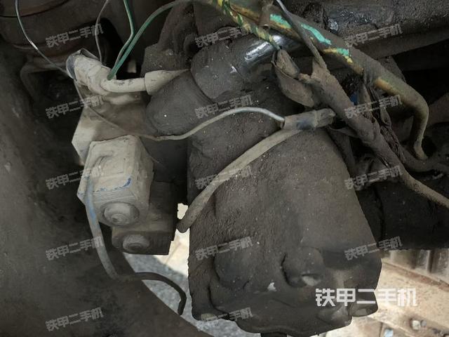 液压泵舱室正面整体（整机外观）