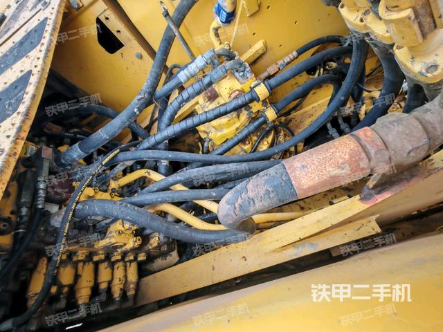 回转马达和主控阀（整机外观）