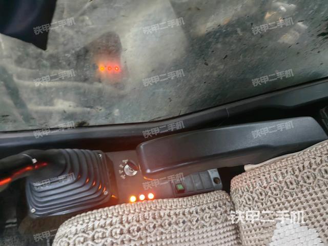 座椅左侧控制台/音响/含左手柄（驾驶室部分）