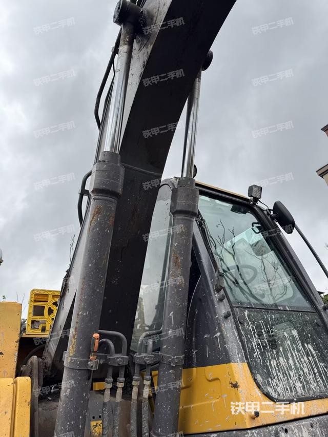 大臂油缸整体 竖拍（工作和回转装置）