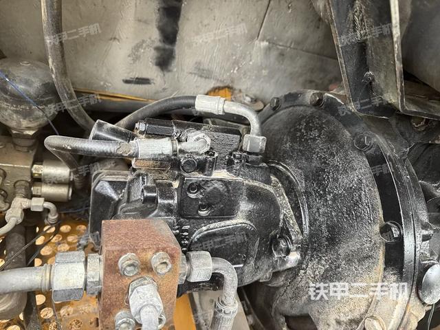 液压泵舱室正面整体（整机外观）