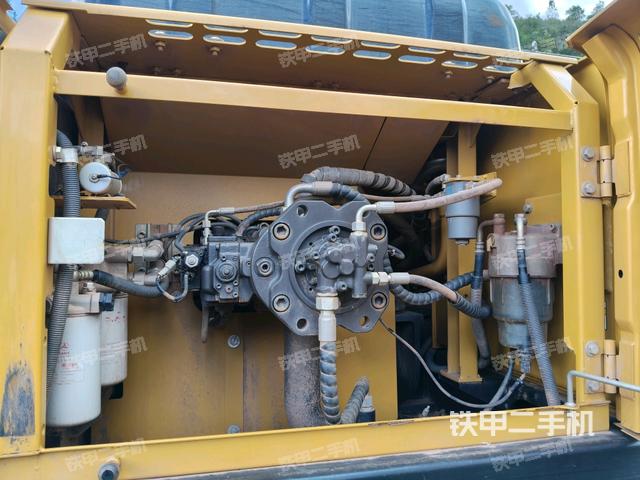 液压泵舱室正面整体（整机外观）