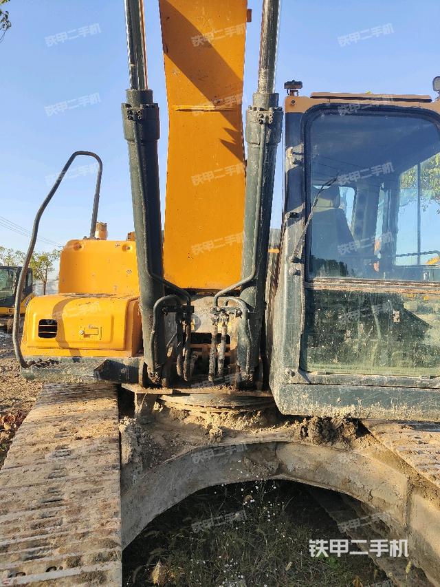 大臂油缸整体 竖拍（工作和回转装置）