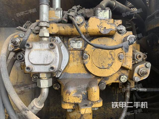 液压泵舱室正面整体（整机外观）