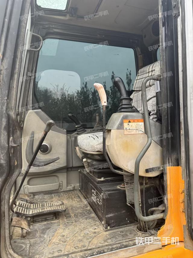 驾驶室顶部（整机外观）