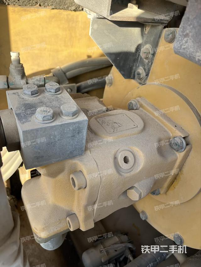 液压泵舱室正面整体（整机外观）