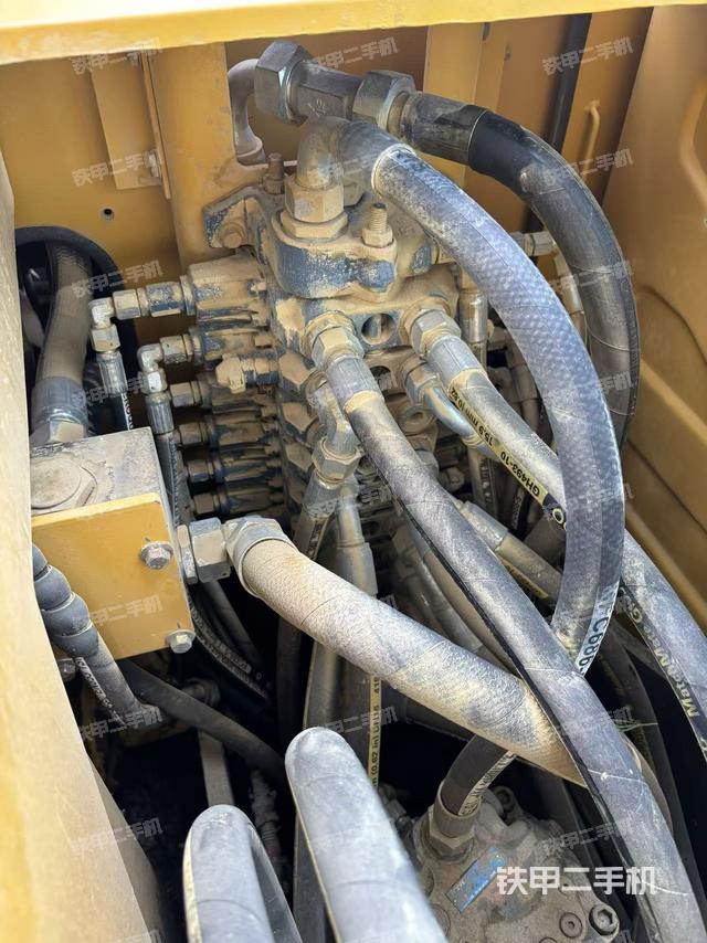 回转马达和主控阀（整机外观）