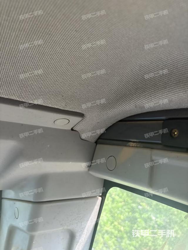 行走控制手柄和踏板 俯拍（驾驶室部分）