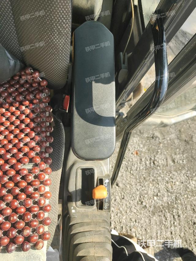 座椅左侧控制台/音响/含左手柄（驾驶室部分）