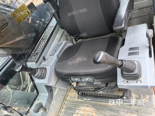 行走控制手柄和踏板 俯拍（驾驶室部分）