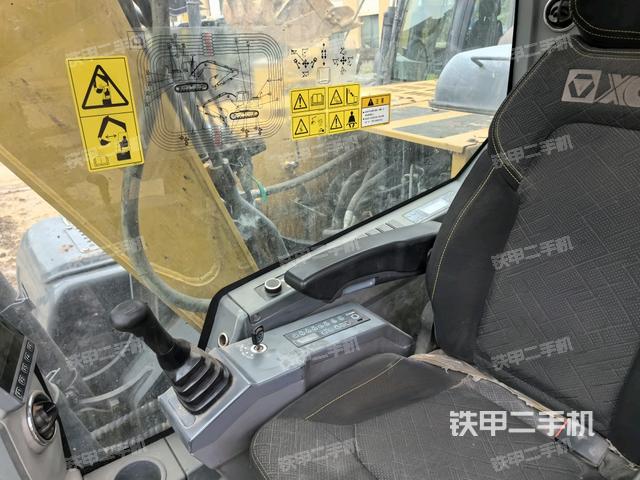 行走控制手柄和踏板 俯拍（驾驶室部分）