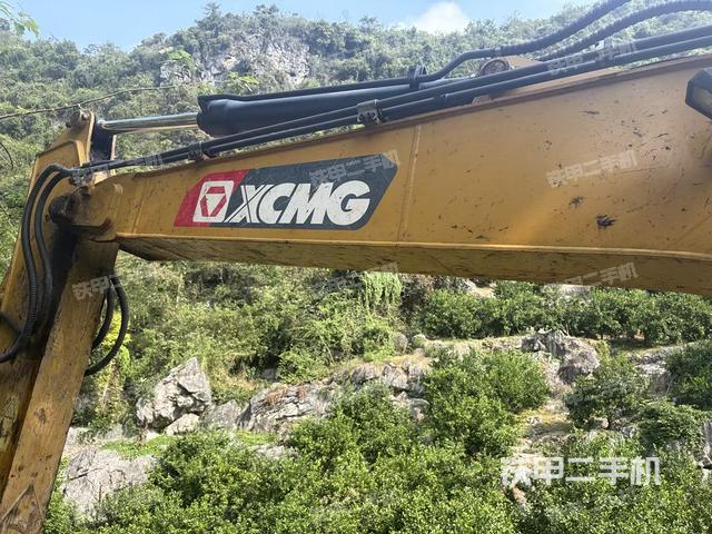 大臂油缸整体 竖拍（工作和回转装置）