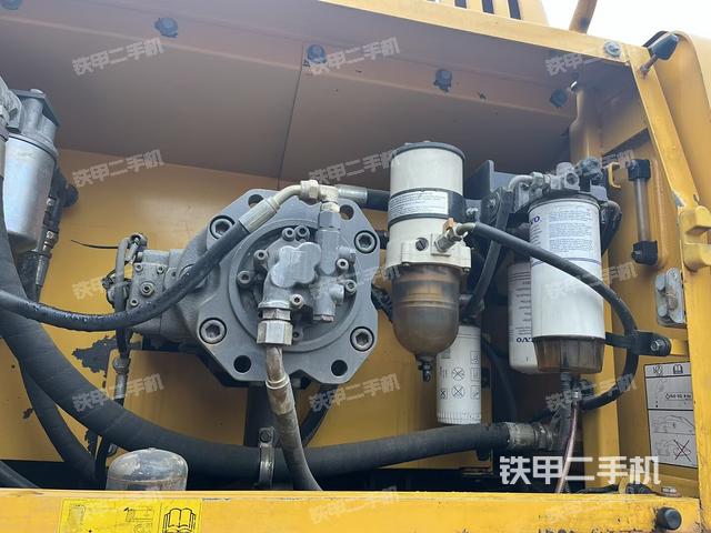 液压泵舱室正面整体（整机外观）