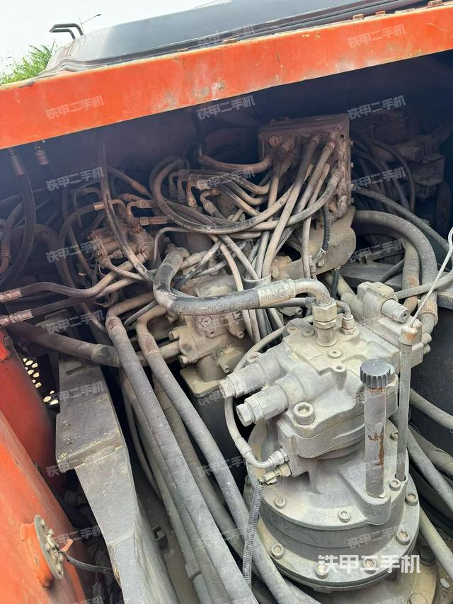 回转马达和主控阀（整机外观）