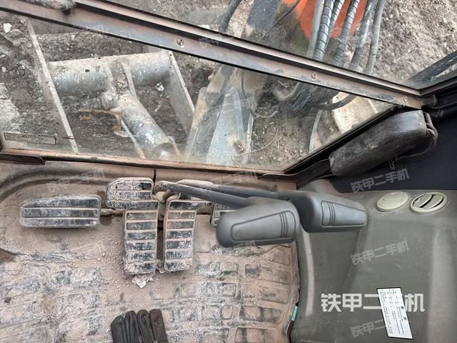 行走控制手柄和踏板 俯拍（驾驶室部分）