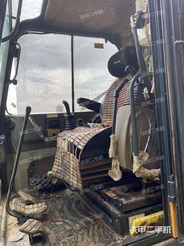 駕駛室整體（整機(jī)外觀）