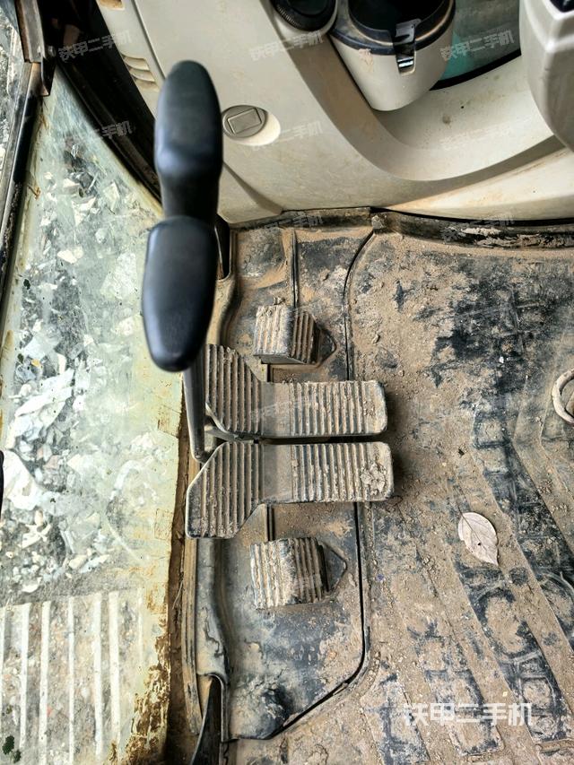 行走控制手柄和踏板 俯拍（驾驶室部分）