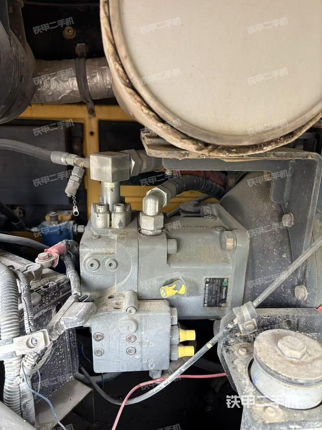 液压泵舱室正面整体（整机外观）