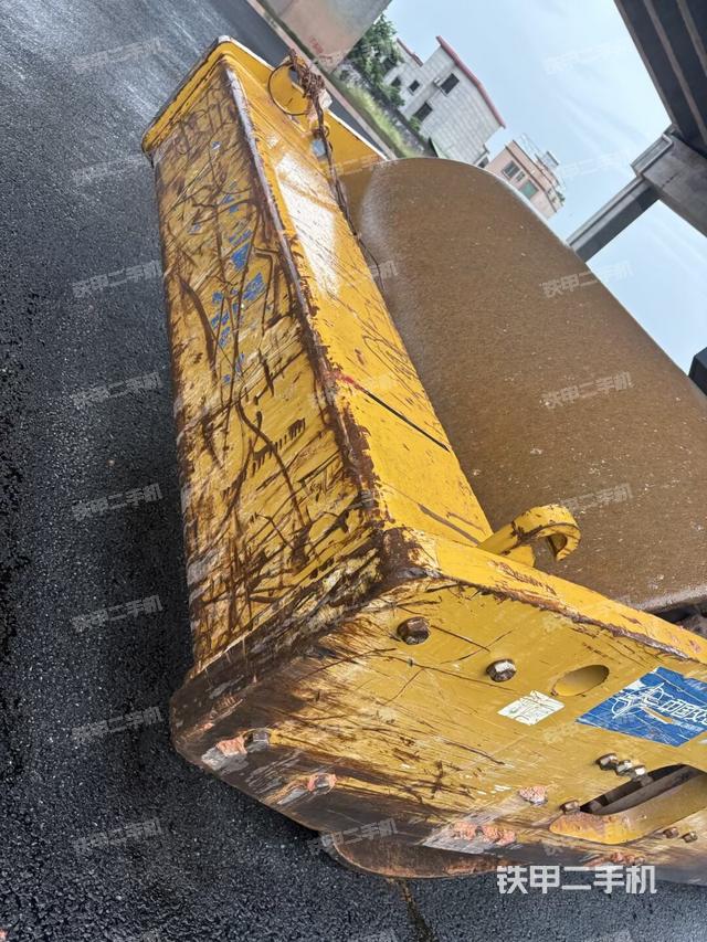 前車架正右側(cè)（壓路機(jī)前后車架）