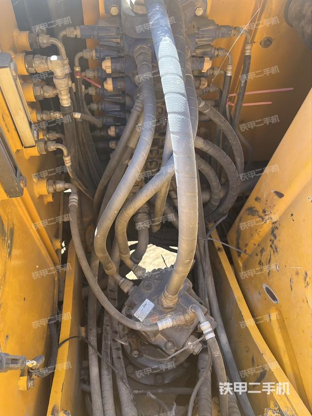 回转马达和主控阀（整机外观）