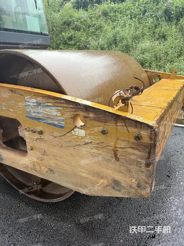 前輪左側(cè)減震塊連接及部件（壓路機(jī)前后車架）